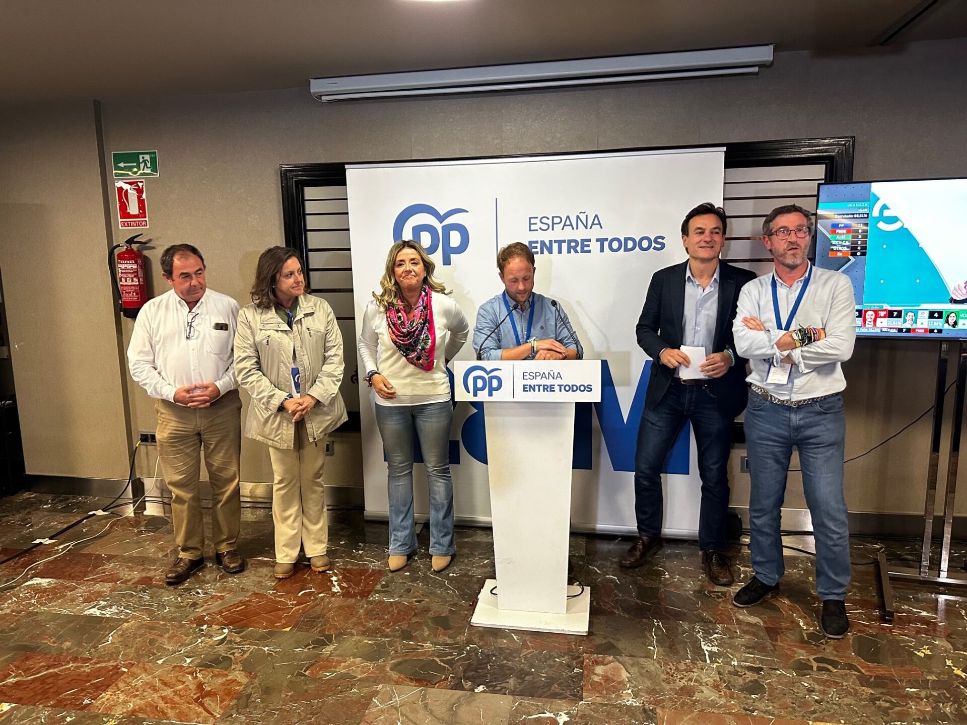 Erik Domínguez y Agustín González, arropados por miembros de su equipo en su comparecencia ante los medios durante la noche electoral.