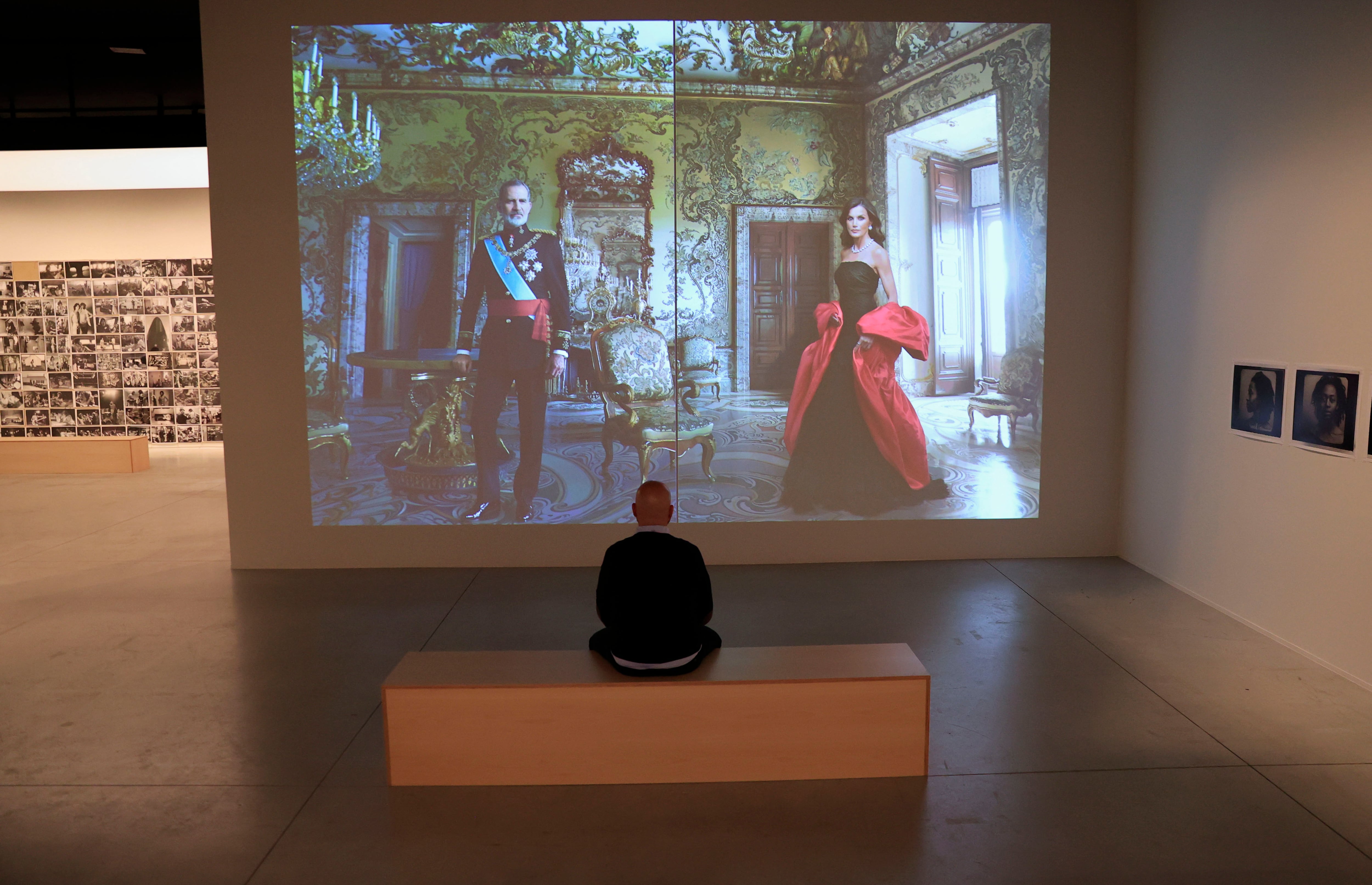 A CORUÑA, 21/11/25.- La fotógrafa Annie Leibovitz -autora de los retratos de los Reyes que cuelgan en el Banco de España- presenta 'Wonderland', la primera exposición retrospectiva de su obra que se realiza en España y la primera que la Fundación Marta Ortega Pérez (MOP) dedica a una mujer vinculada al mundo de la moda. EFE/Cabalar