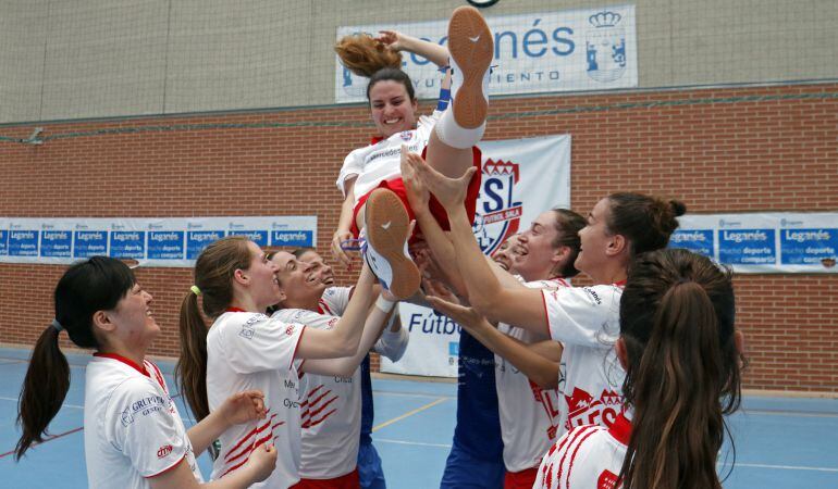 La capitana More es manteada por sus compañeras al acabar su último partido con la camiseta leganense