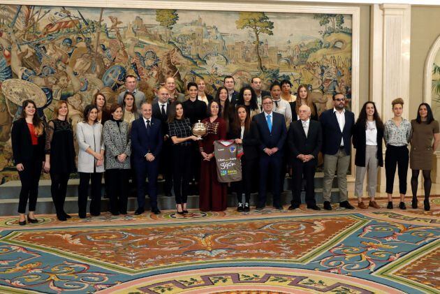 La reina Letizia recibe en audiencia este jueves en el Palacio de La Zarzuela a una representación del Liberbank Gijón de balonmano, campeón de la 39 edición de la Copa de la reina.