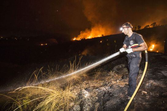 GRA347. CIEZA (MURCIA), 06/08/2015.- Un bombero trabaja en la extinción del incendio forestal en el Cañón de Almadenes, uno de los tres focos activos en la localidad murciana de Cieza. EFE/Marcial Guillén.