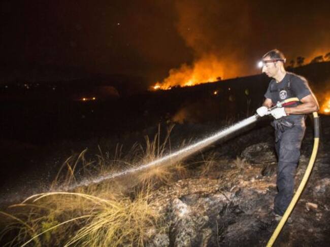 GRA347. CIEZA (MURCIA), 06/08/2015.- Un bombero trabaja en la extinción del incendio forestal en el Cañón de Almadenes, uno de los tres focos activos en la localidad murciana de Cieza. EFE/Marcial Guillén.