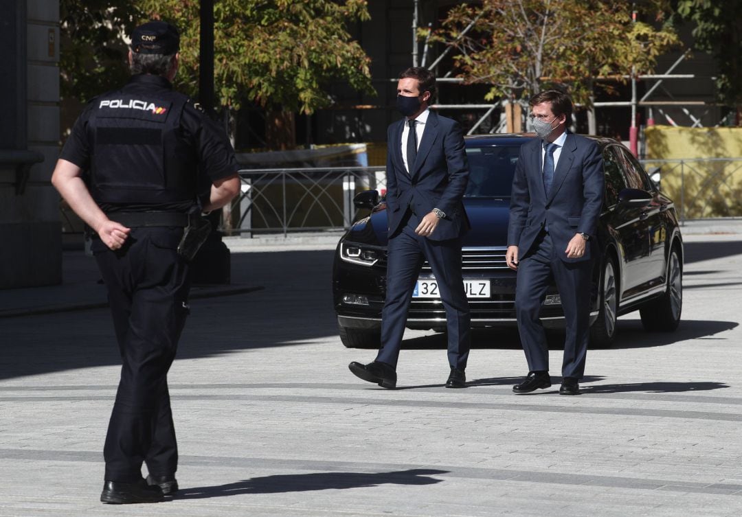 El presidente del PP, Pablo Casado y el alcalde de Madrid, José Luis Martínez-Almeida, llegan al Palacio de Justicia