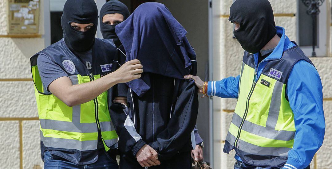 Agentes de la Policía detienen a un presunto miembro de un grupo yihadista. Imagen de archivo 