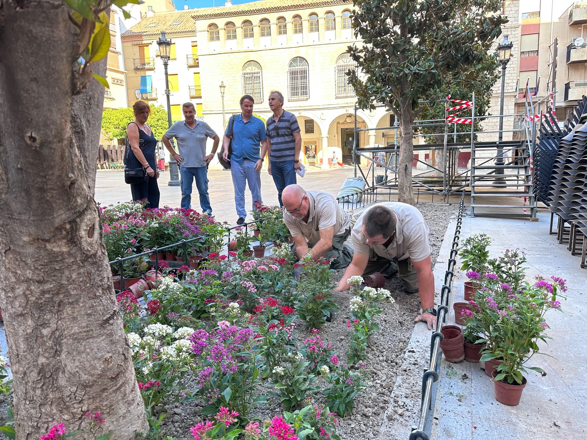El primer teniente de alcalde de Jaén y concejal de Centro Especial de Empleo, Manuel Carlos Vallejo, acompañado de la gerente del CEE, María Antonieta Parras, visitan las labores de embellecimiento de los parterres de la Plaza Deán Mazas.