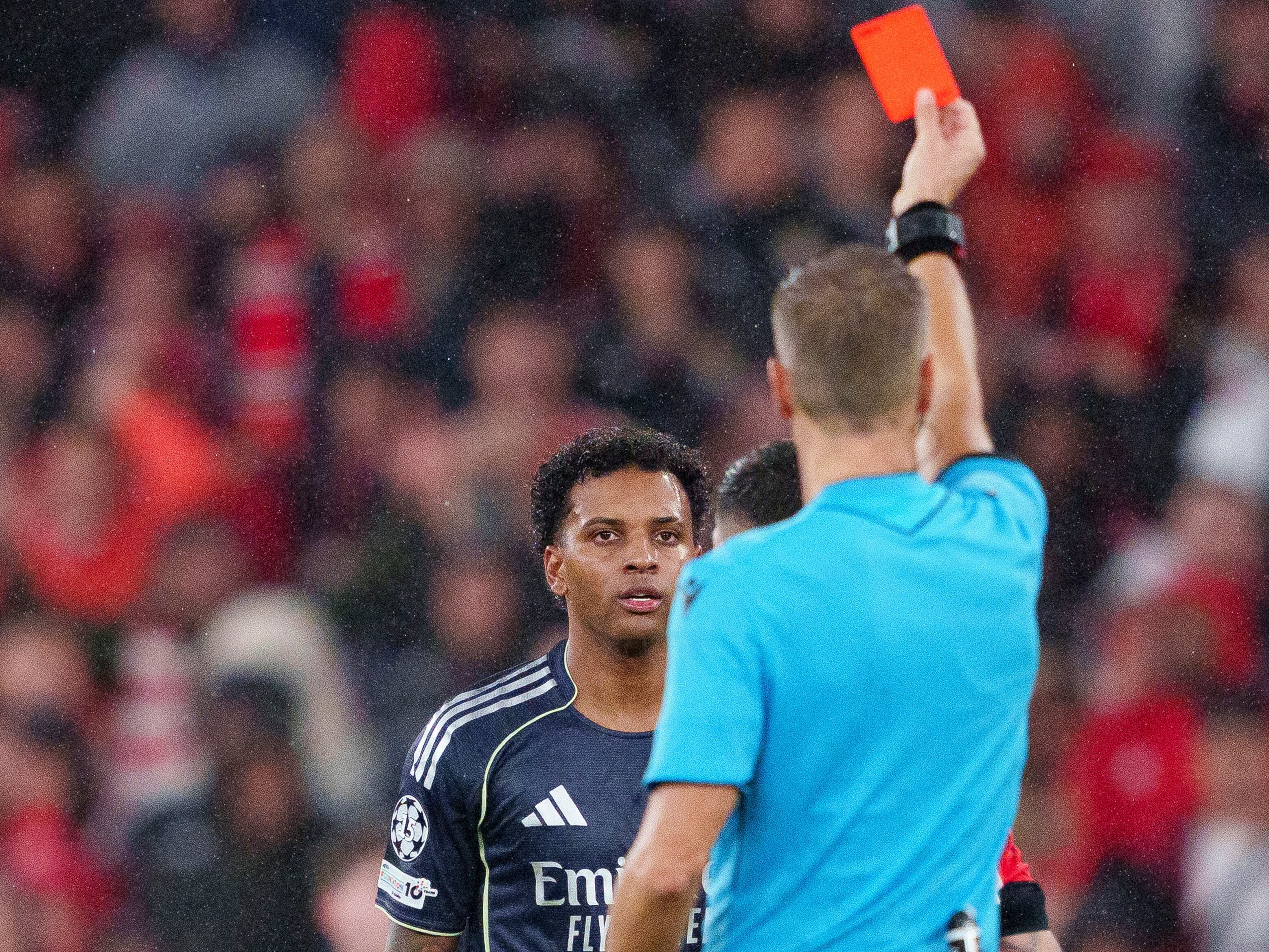 Rodrygo siendo expulsado durante el duelo contra el Benfica