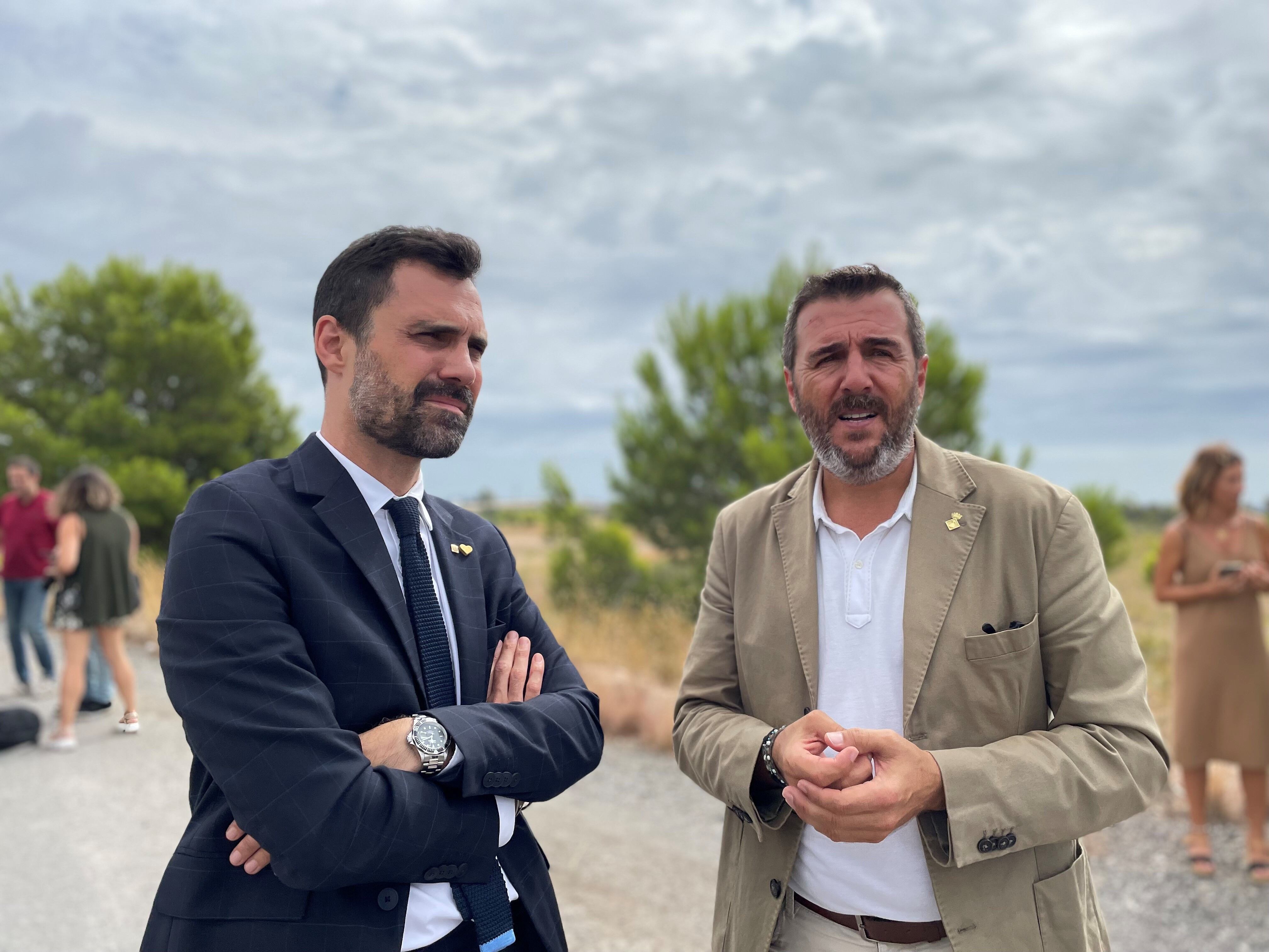 El conseller Torrent acompanyat de l&#039;alcalde del municipi Fran Morancho durant la visita que va realitzar a Mont-roig del Camp l&#039;agost de 2022, per visitar els terrenys on es construirà la planta