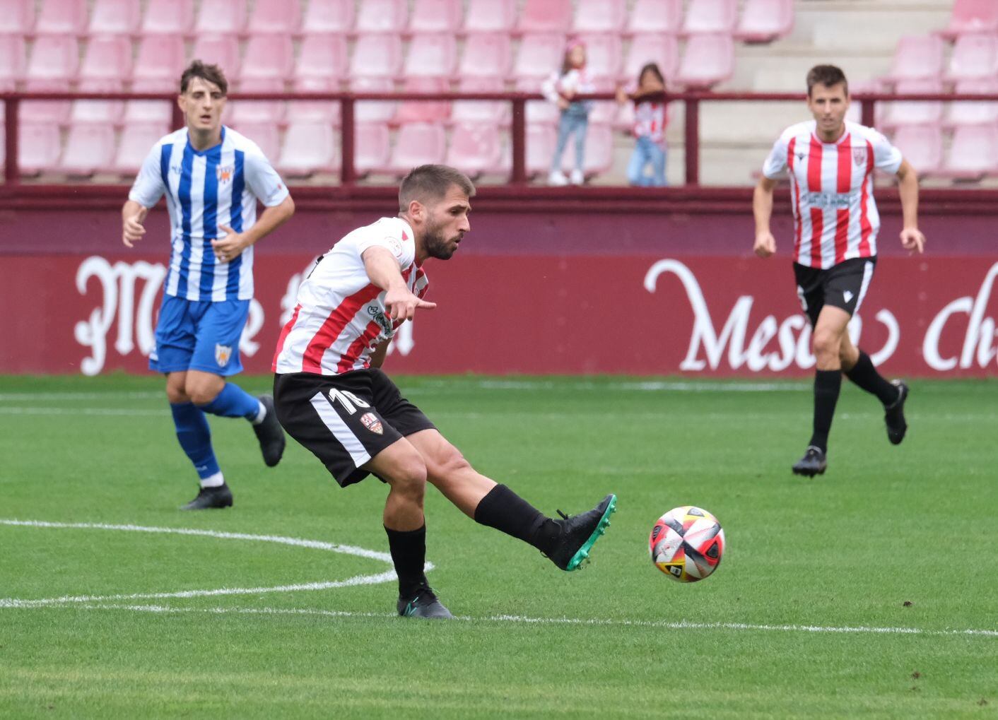 Álex Arias anotó dos goles frente al CD Izarra / riojapress