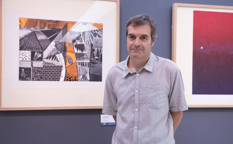 Carlos Moll posa junto a la obra ganadora.