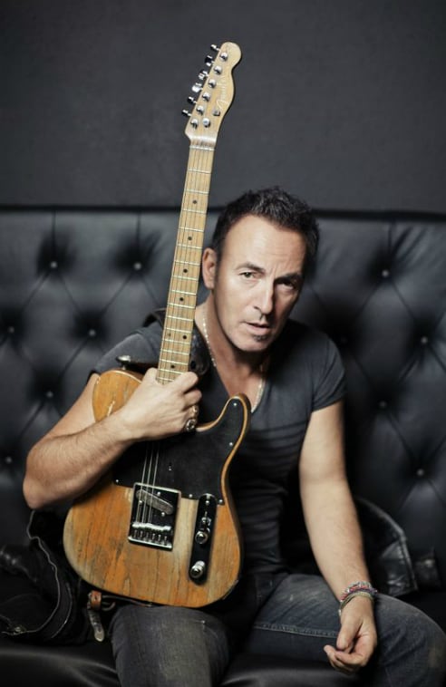 Bruce Springsteen posando con su guitarra