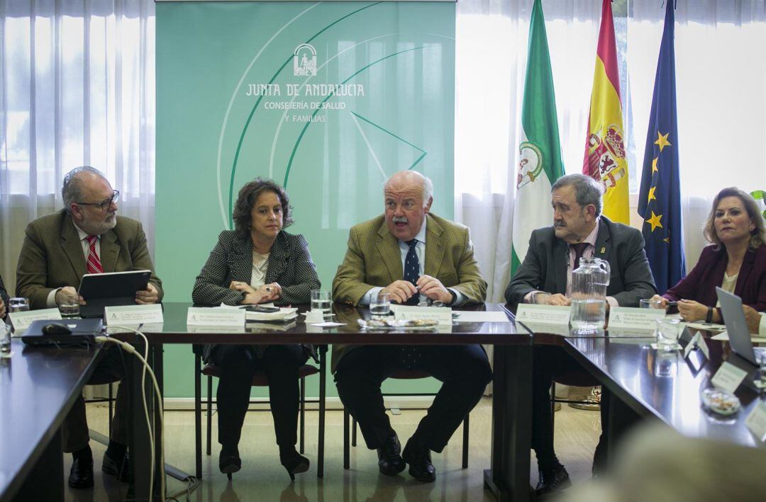 El consejero de Salud, Jesús Aguirre, junto al Directorde Salud Pública, José María de Torres  y la Portavoz del Grupo Asesor de Seguimiento por Coronavirus, Dra. Inmaculada Salcedo, durante la reunión del comité asesor de Coronavirus