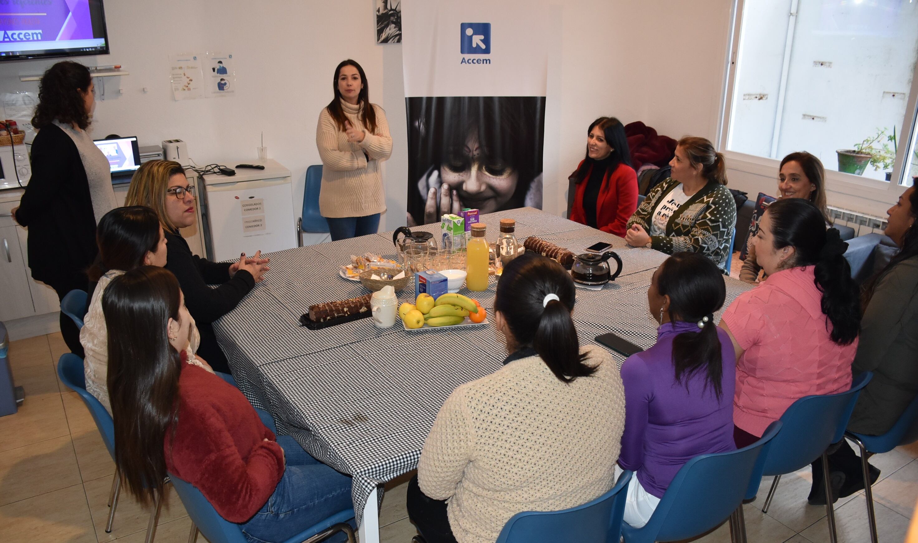 La alcaldesa de Talavera, Tita García Élez, se ha reunido con responsables y usuarias de ACCEM