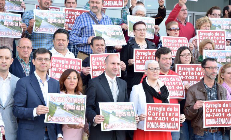 La alcaldesa de Benaoján junto con dirigentes del PSOE y vecinos a las puertas de la Diputación