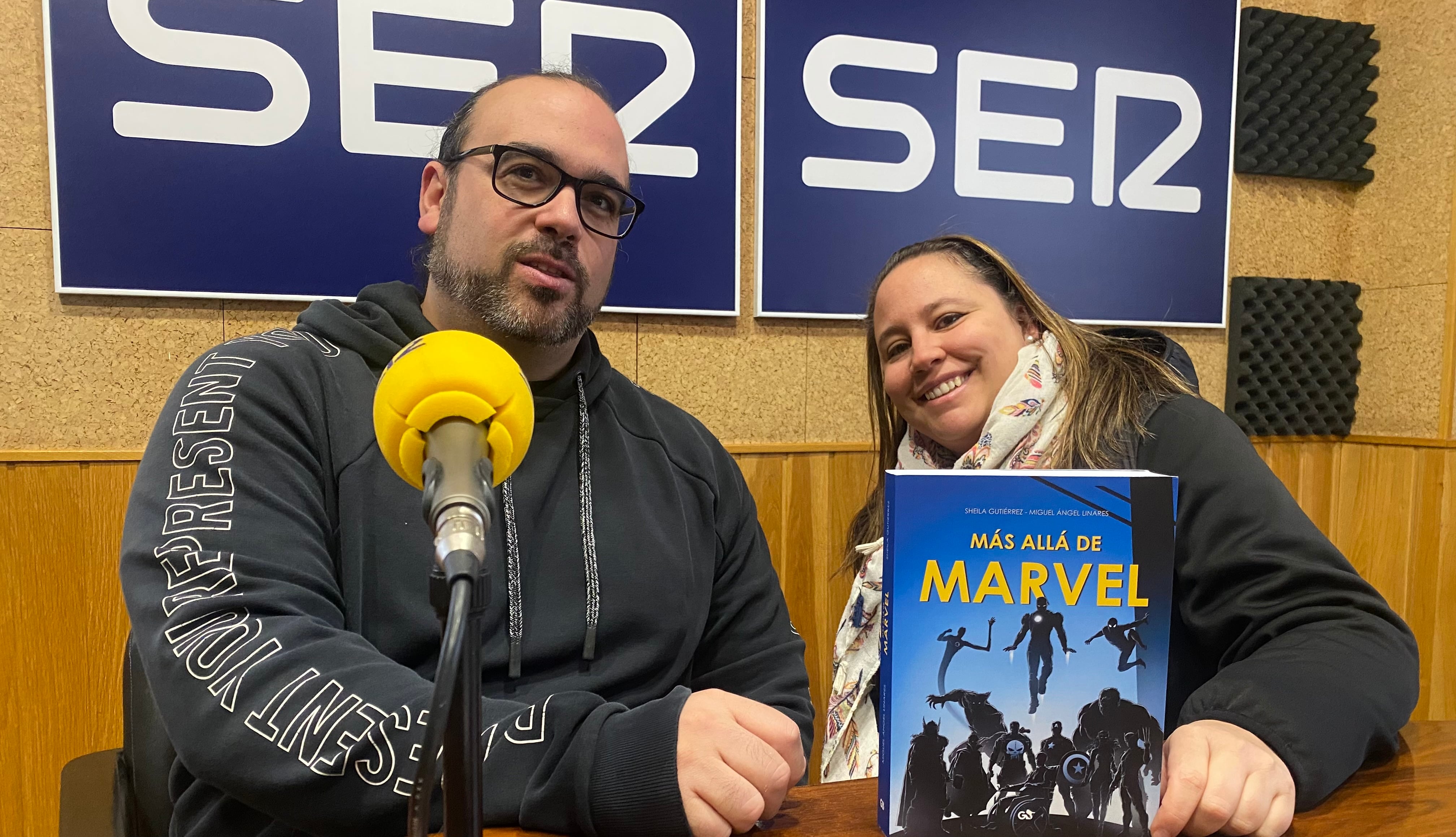 Miguel Ángel Linares y Sheila Gutiérrez, autores de 'Más allá de Marvel'.