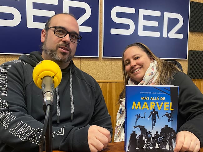 Miguel Ángel Linares y Sheila Gutiérrez, autores de 'Más allá de Marvel'.