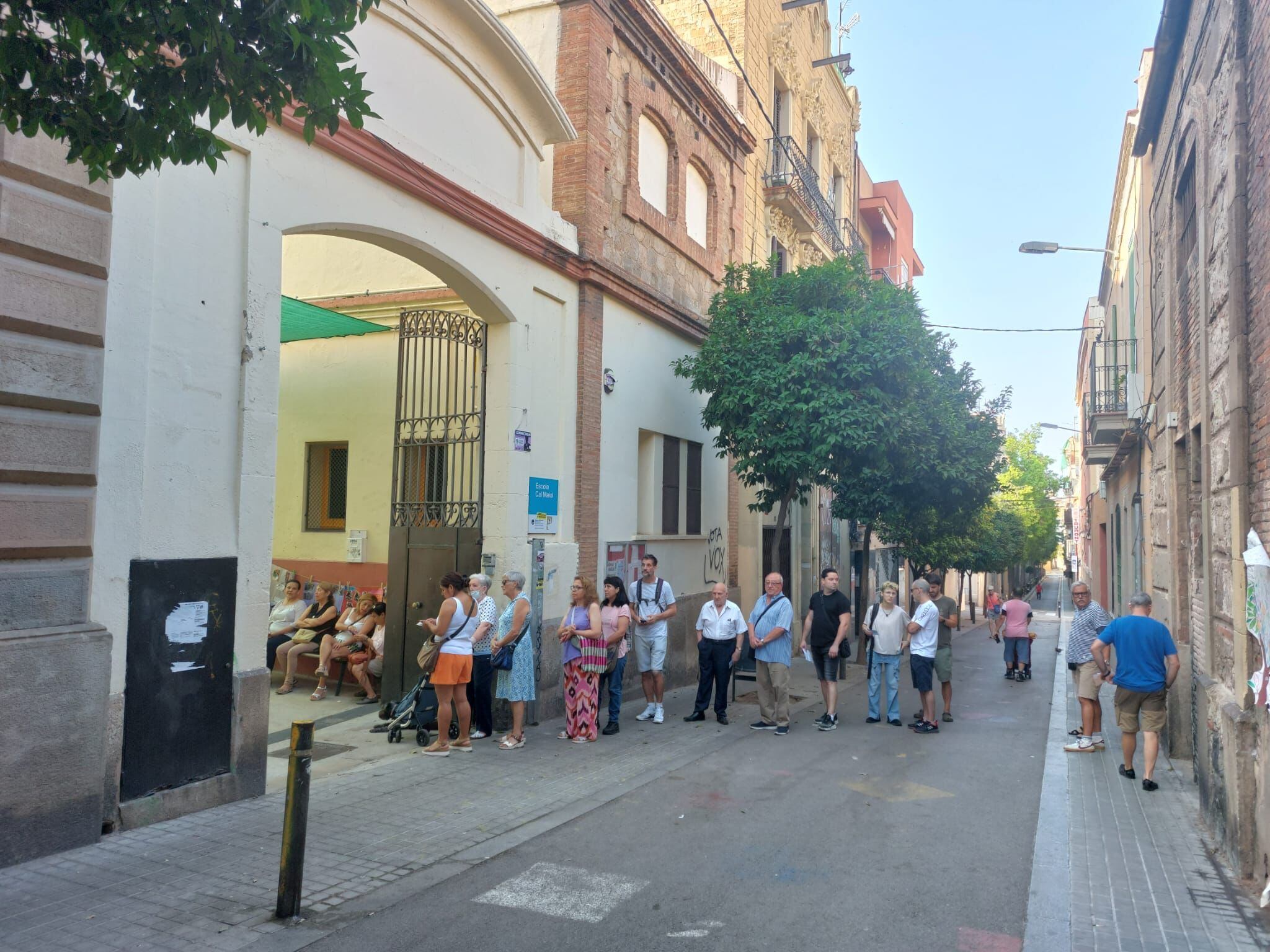 Cua de votants en un col·legi del barri de Sants de Barcelona