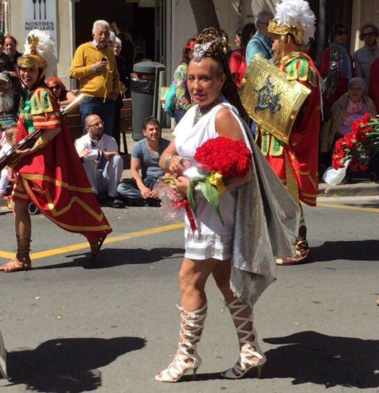 Eva Silvestre - Multada por llevar falda corta en Semana Santa de Valencia