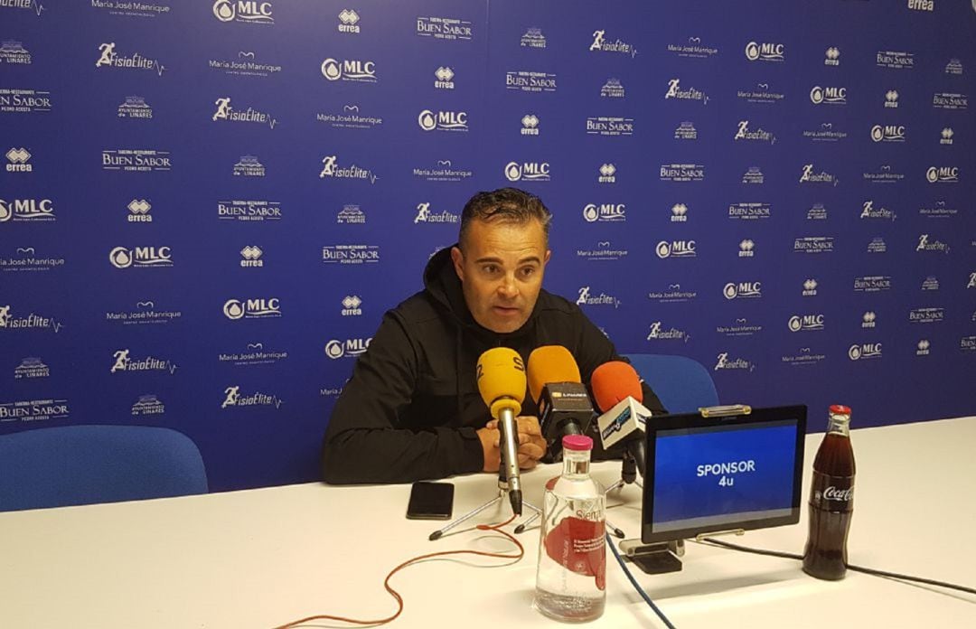 Juan Arsenal en rueda de prensa tras un partido. 