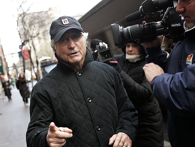 Madoff pasea cerca de su apartamento.