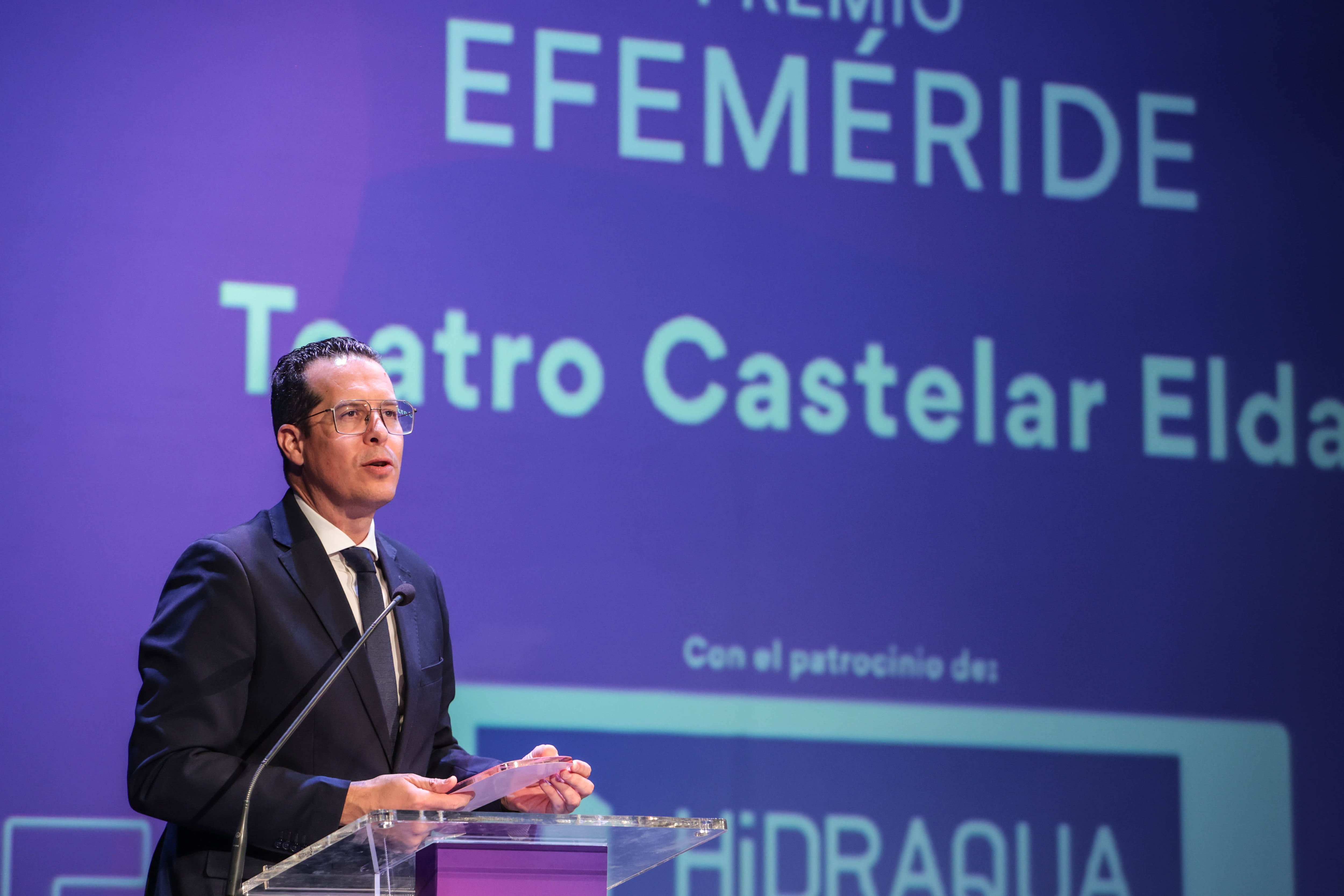 Rubén Alfaro, alcalde de Elda, recogió el Premio a la Efeméride al Teatro Castelar de Elda