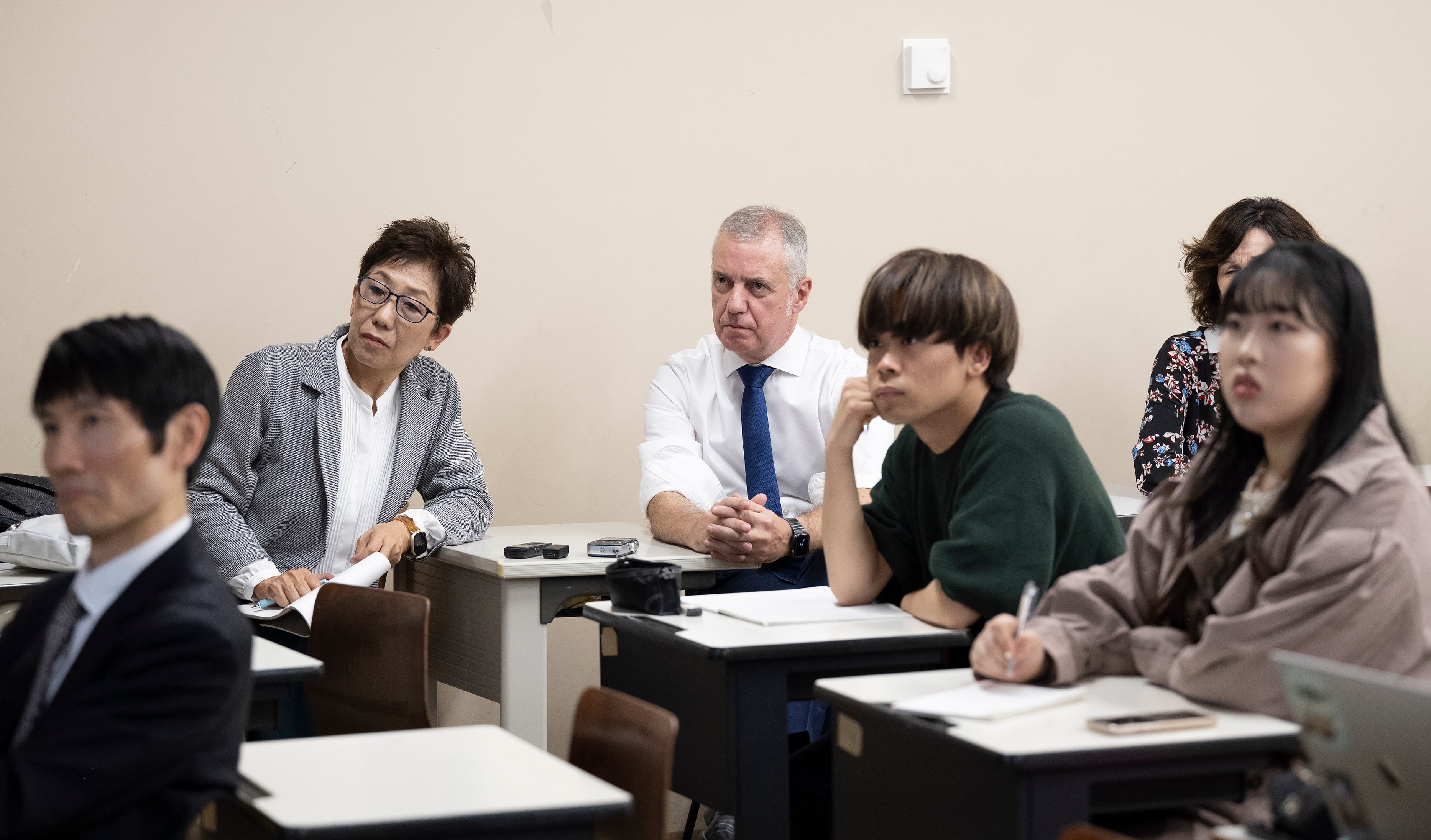 GRAF7064. TOKIO, 12/10/2023.- El lehendakari, Iñigo Urkullu (c), asiste hoy a una clase de euskera para estudiantes japoneses en la Universidad de Tokio donde respondió a sus preguntas sobre cultura e historia del País Vasco, en el marco de su visita oficial a Japón. EFE/Irekia/Mikel Arrazola -SOLO USO EDITORIAL/SOLO DISPONIBLE PARA ILUSTRAR LA NOTICIA QUE ACOMPAÑA (CRÉDITO OBLIGATORIO)-
