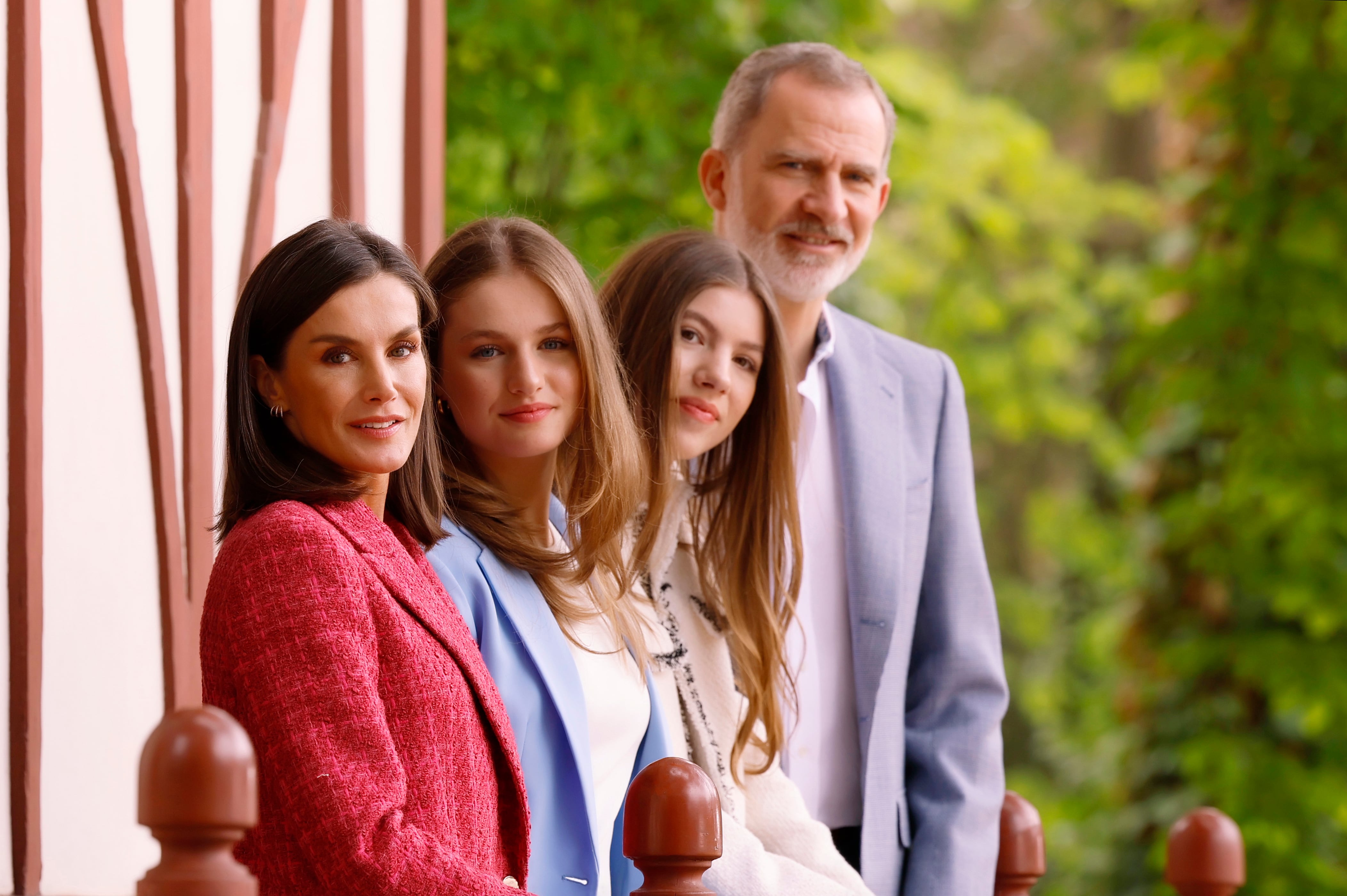 Fotografías de los Reyes Felipe y Letizia, junto a sus hijas, la princesa Leonor y la infanta Sofía, realizadas por el equipo fotográfico de la Casa de S.M. el Rey en los Jardines de Palacio Real, con motivo del vigésimo aniversario del enlace matrimonial de los Reyes que se cumplirá el próximo día, 22 de mayo. EFE/Casa de S.M. el Rey.