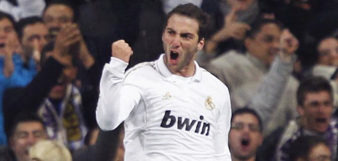 El delantero argentino del Real Madrid, Higuaín, celebra el segundo gol del equipo blanco, durante el encuentro correspondiente a los octavos de final de la Copa del Rey