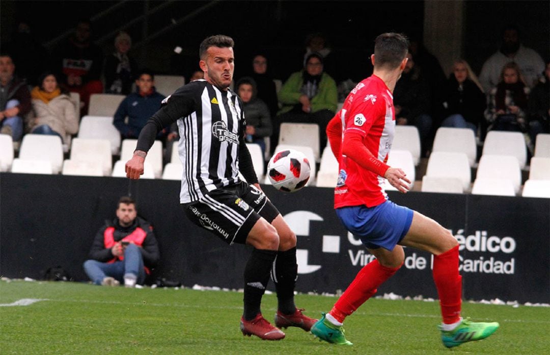 El delantero en un encuentro con el FC Cartagena