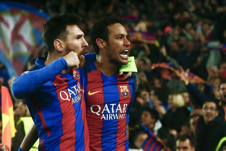 Messi, junto a Neymar, celebrando un gol del Barça ante el PSG