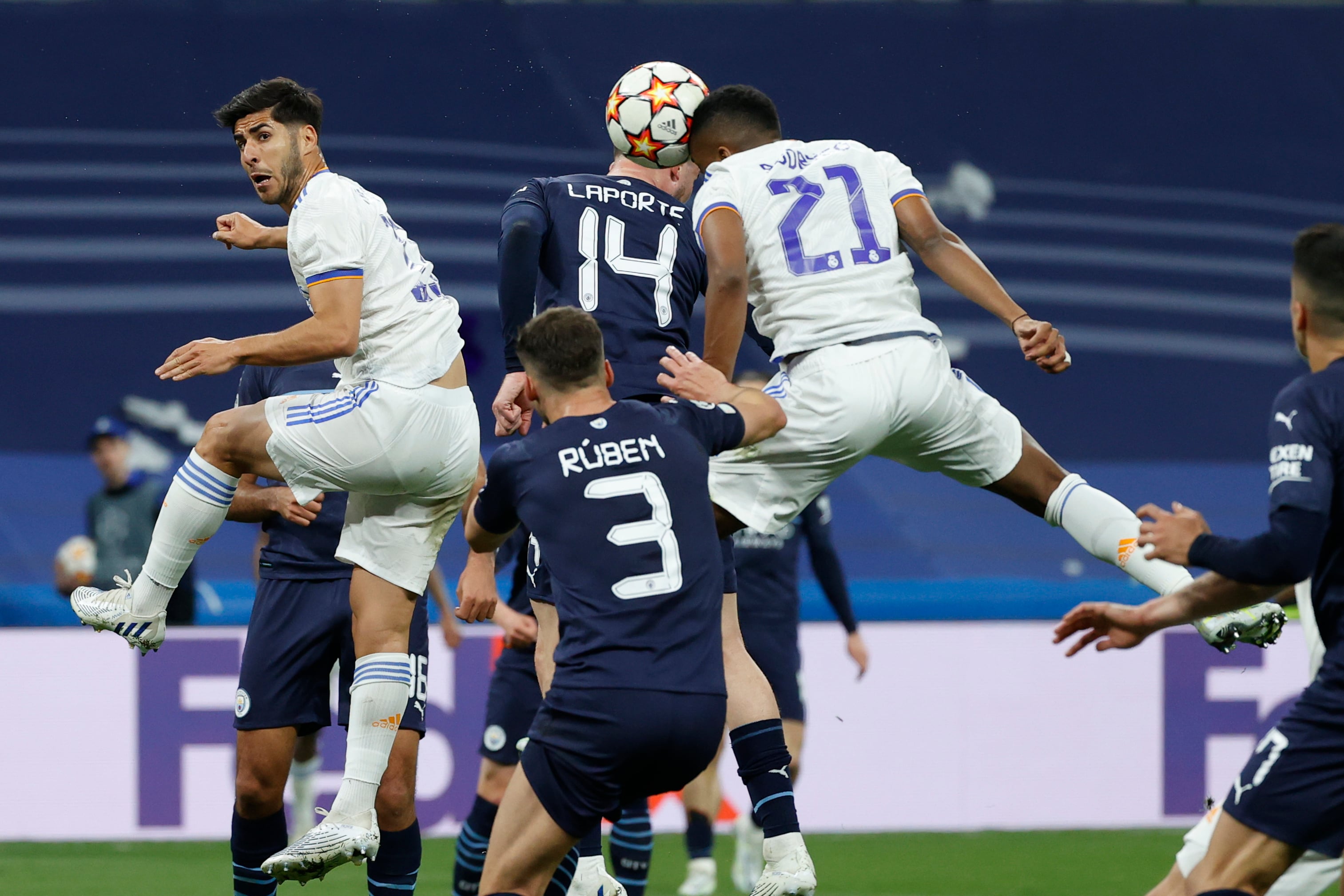 El delantero brasileño del Real Madrid, Rodrygo, remata ante los defensores del Manchester City para conseguir el segundo gol del equipo madridista.