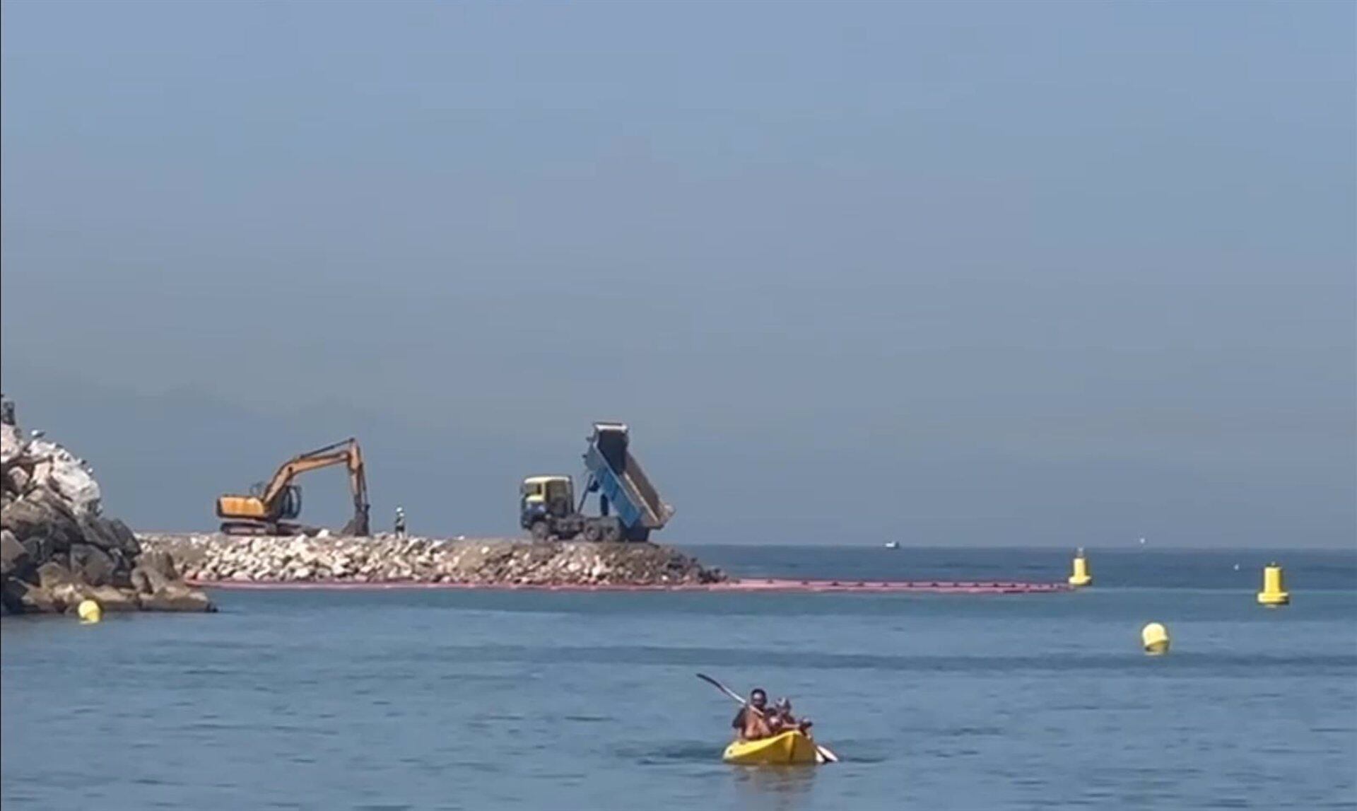 Imagen de un camión en uno de los espigones creados en Gibraltar