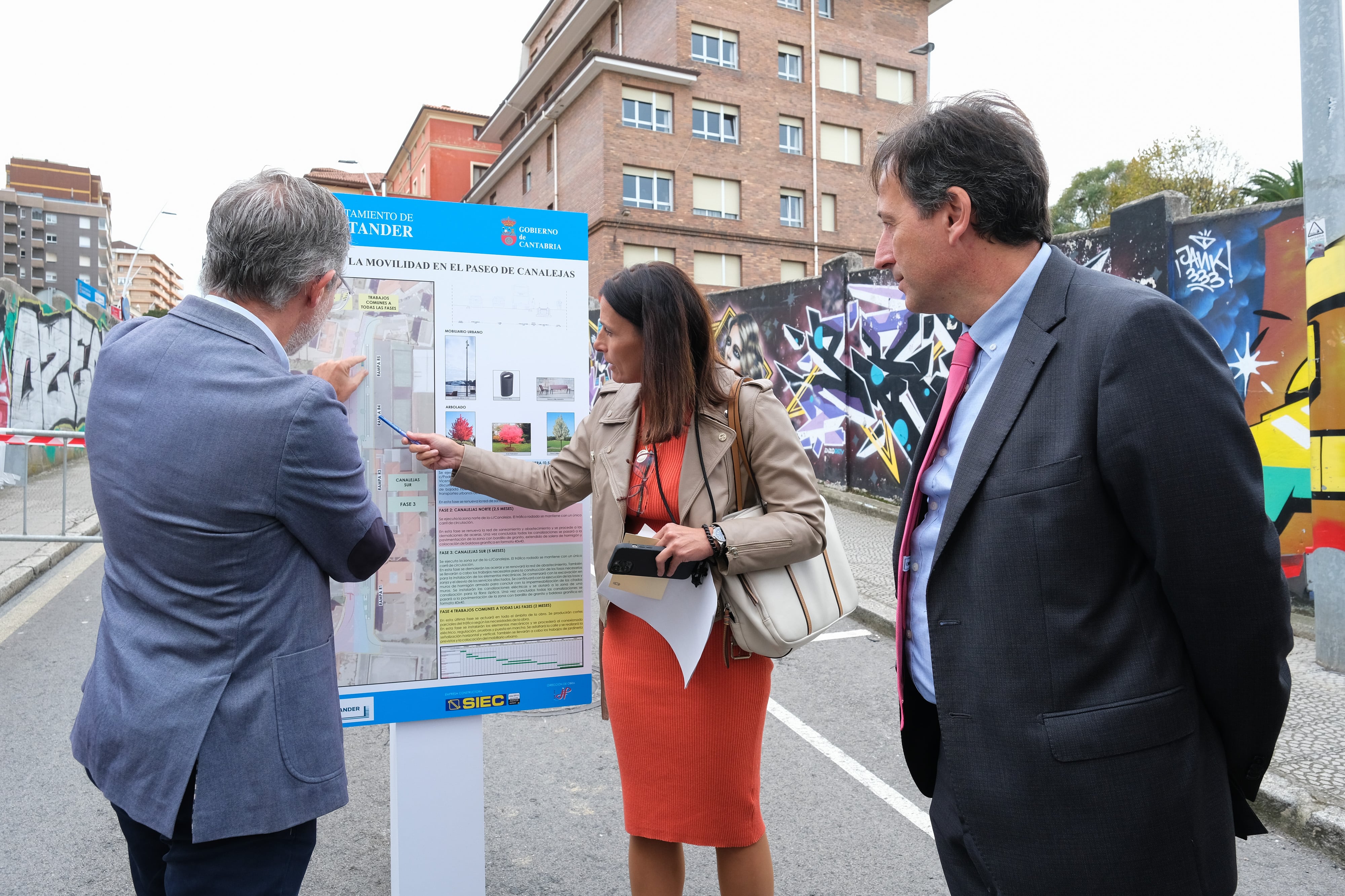11:00 horas. Intersección de la calle Casimiro Sainz con Canalejas, Santander.
El consejero de Obras Públicas, Ordenación del Territorio y Urbanismo, José Luis Gochicoa, visita las obras que se están acometiendo en la zona para mejorar la movilidad. 8 de noviembre de 2022 © Raúl Lucio