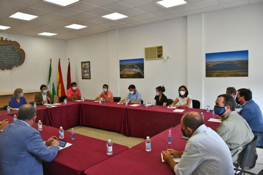 Reunión de empresarios del sector agrícola y empresarial en Sanlúcar de Barrameda.