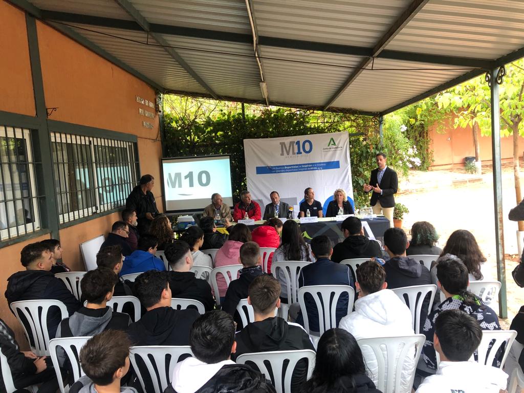 Estudiantes del IES Reyes de España durante la charla de Fátima Gálvez, en Linares.