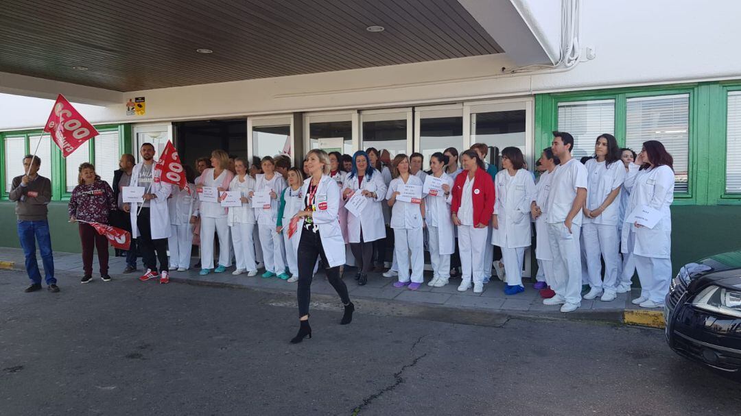 Momento de la protesta a las puertas del centro hospitalario