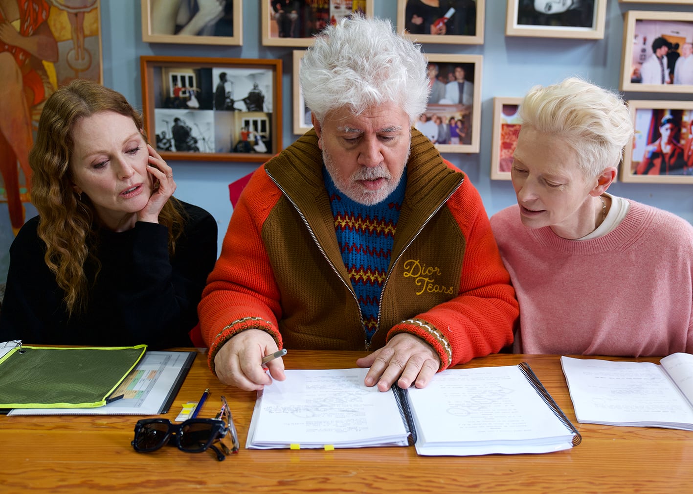 Pedro Almodóvar con Tilda Swinton y Julianne Moore ensayando en El Deseo, en Madrid, para la nueva película, &#039;La habitación de al lado&#039;