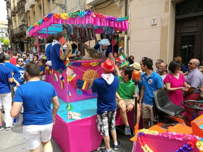 Las calles del centro de la ciudad han vivido un ambiente festivo con la Tajada acompañados por la charanga La Chicuelina