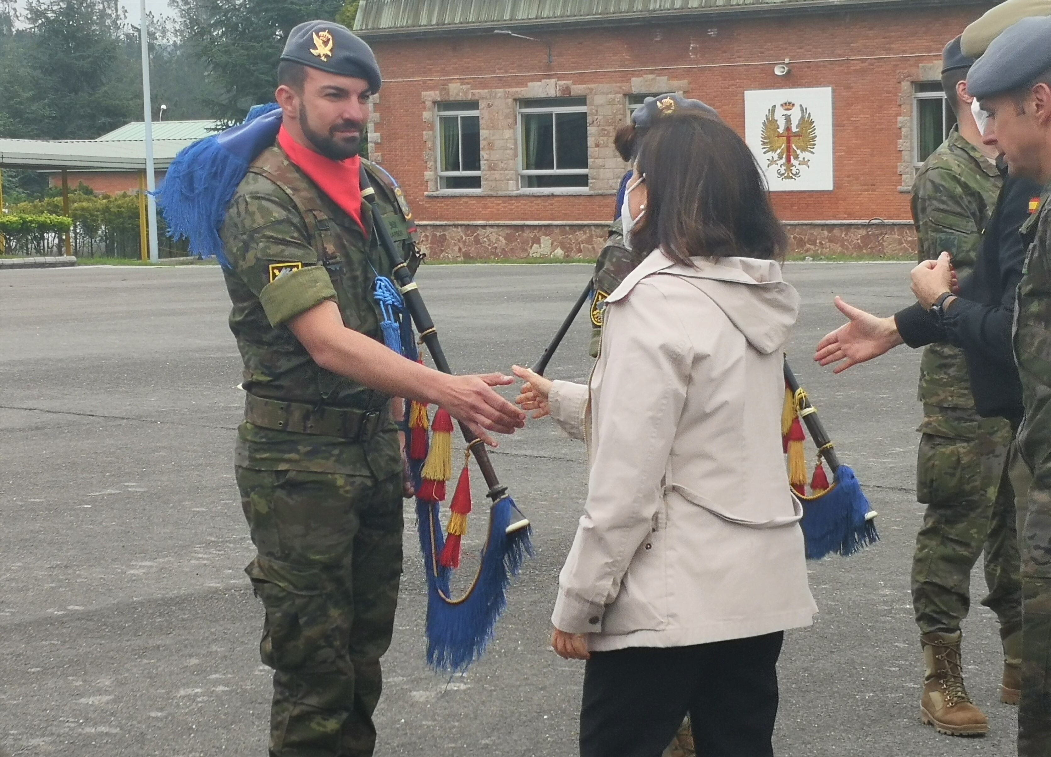 La ministra Robles saluda al Soldado Barbón.