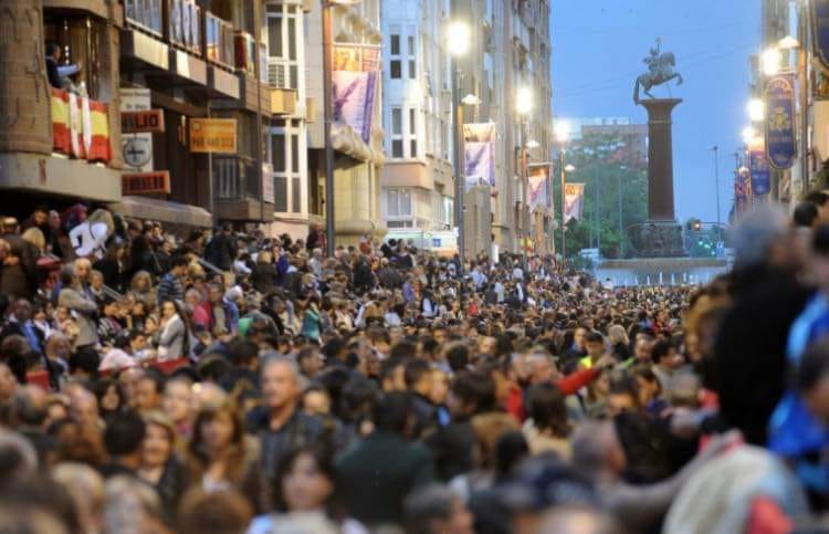 Avenida Juan Carlos I de Lorca abarrotada durante una Semana Santa