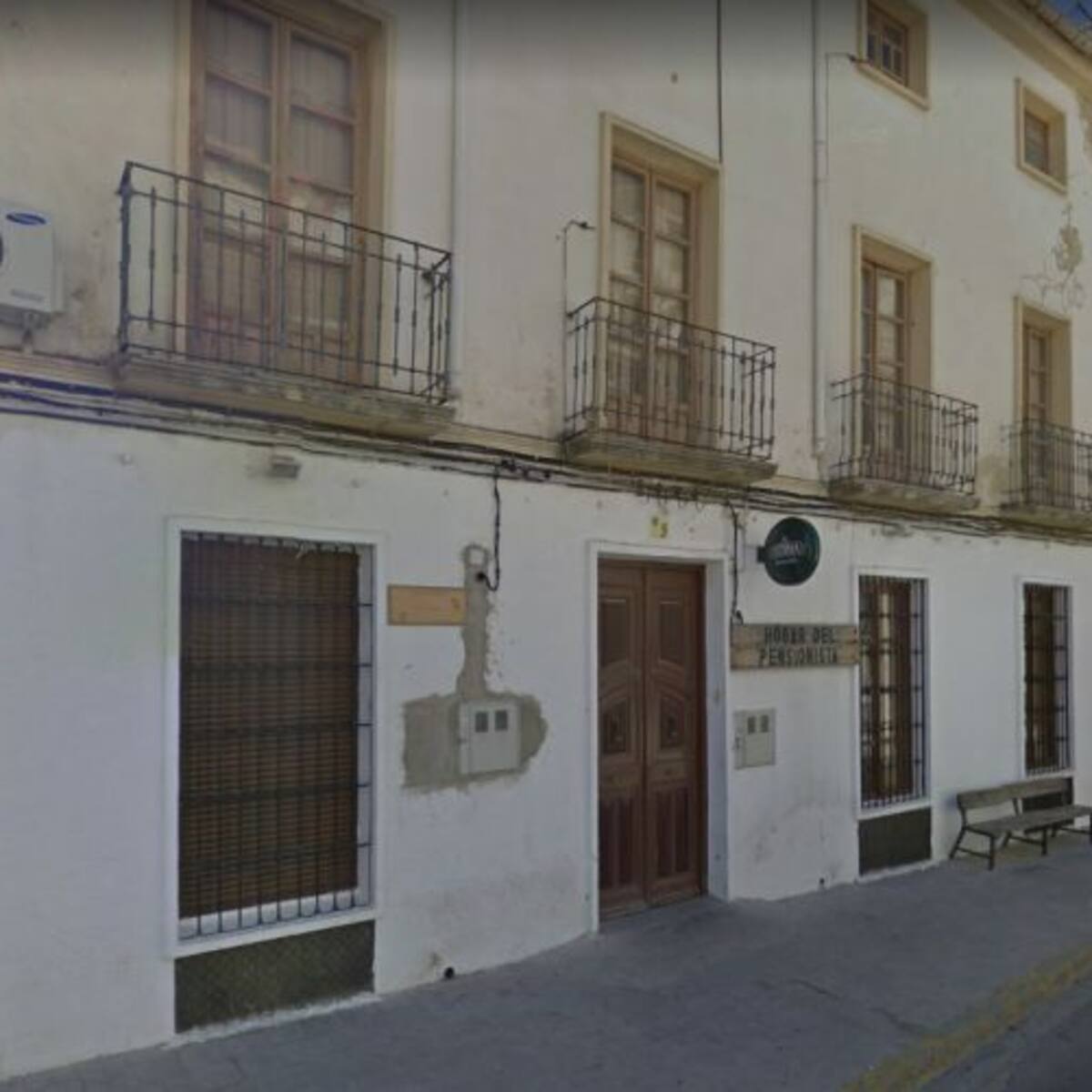 Recogen firmas para que el tanatorio de Yeste no se construya en los bajos del Hogar del Pensionista