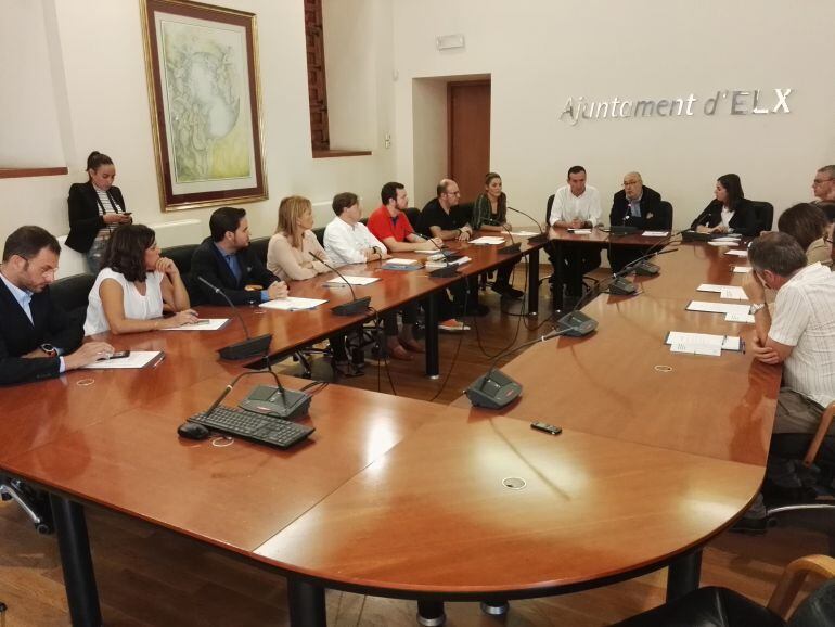 Todos los firmantes del Código de Buen Gobierno en la Sala del Consell