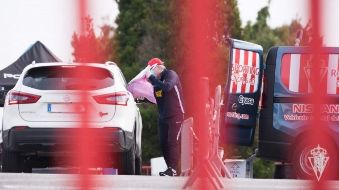 Un futbolista recibe la ropa para el primer entrenamiento.