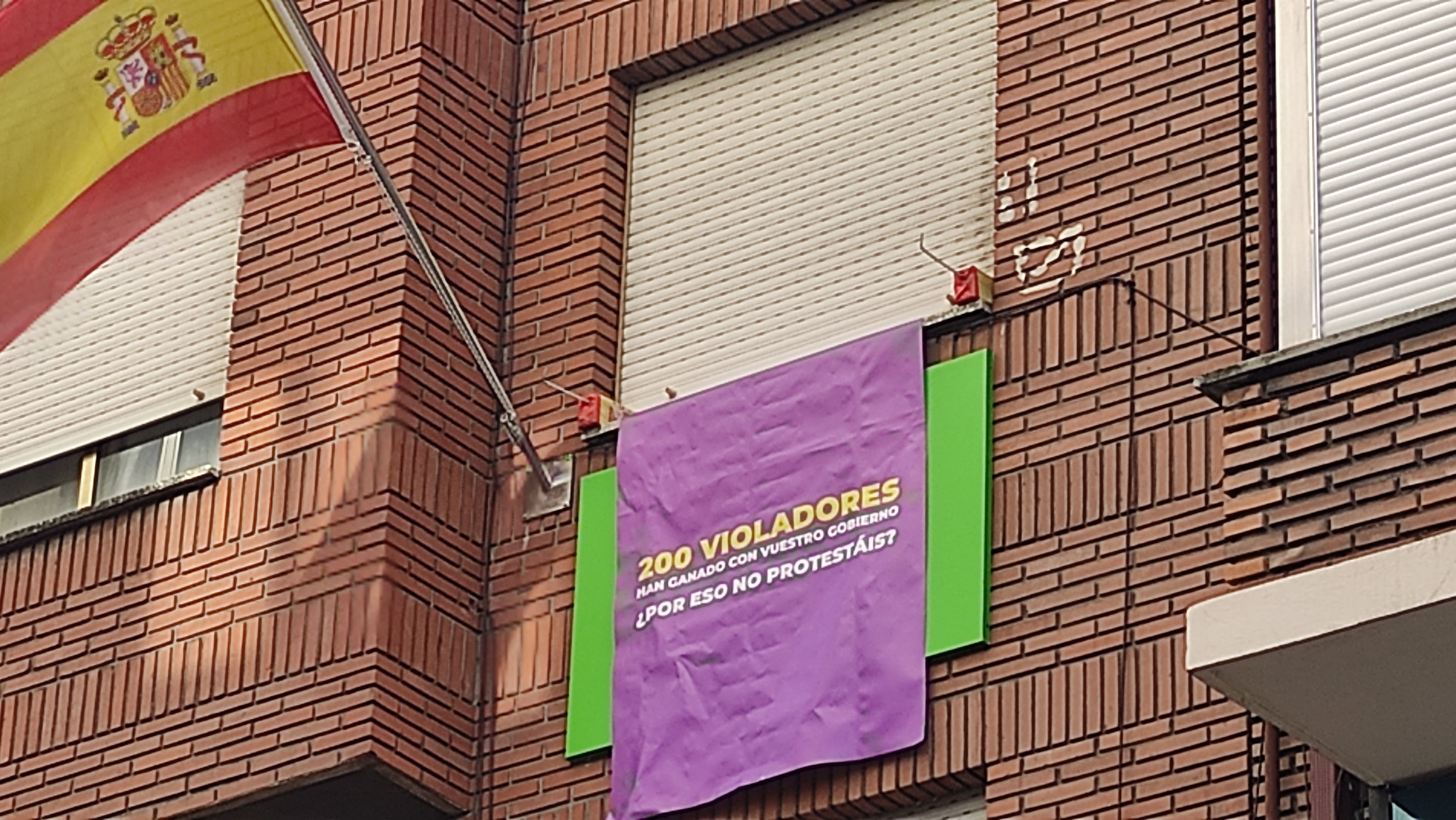 Cartel colgado de la sede de VOX