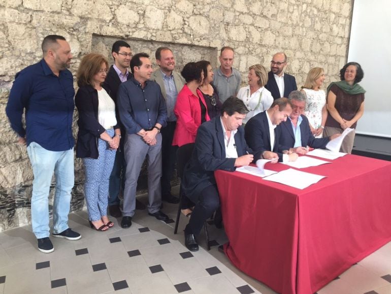 PSC, NC y LPGC Puede firman el pacto para gobernar Las Palmas de Gran Canaria en junio de 2015.