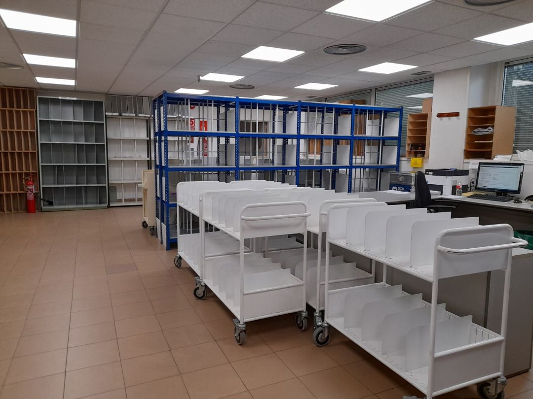 El antiguo archivo del Hospital Santos Reyes ha quedado vacío de papel y carpetas y ahora se acondicionará como estancia de descanso para MIR y EIR