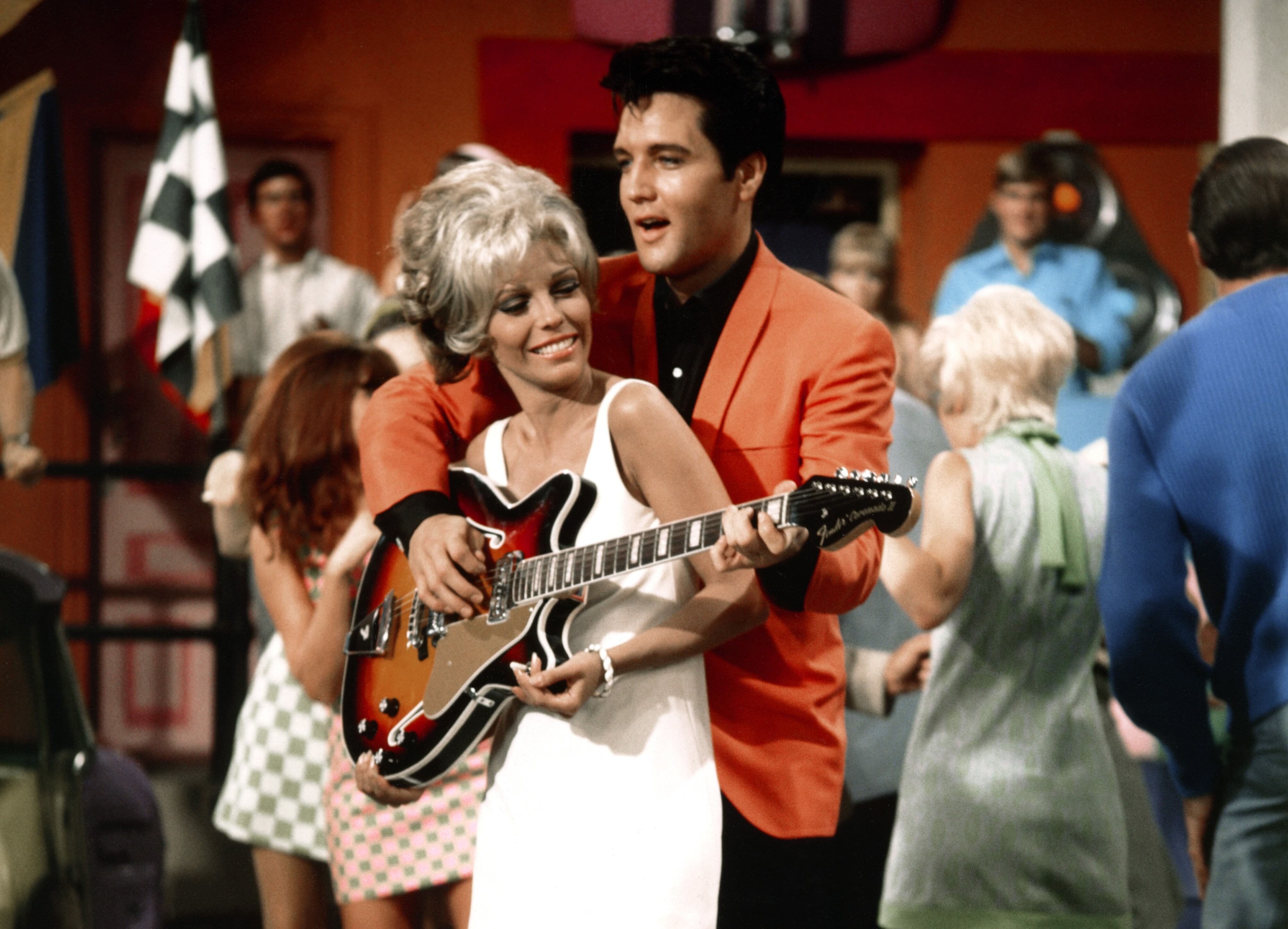 Nancy Sinatra junto a Elvis Presley durante el rodaje de una película en 1968