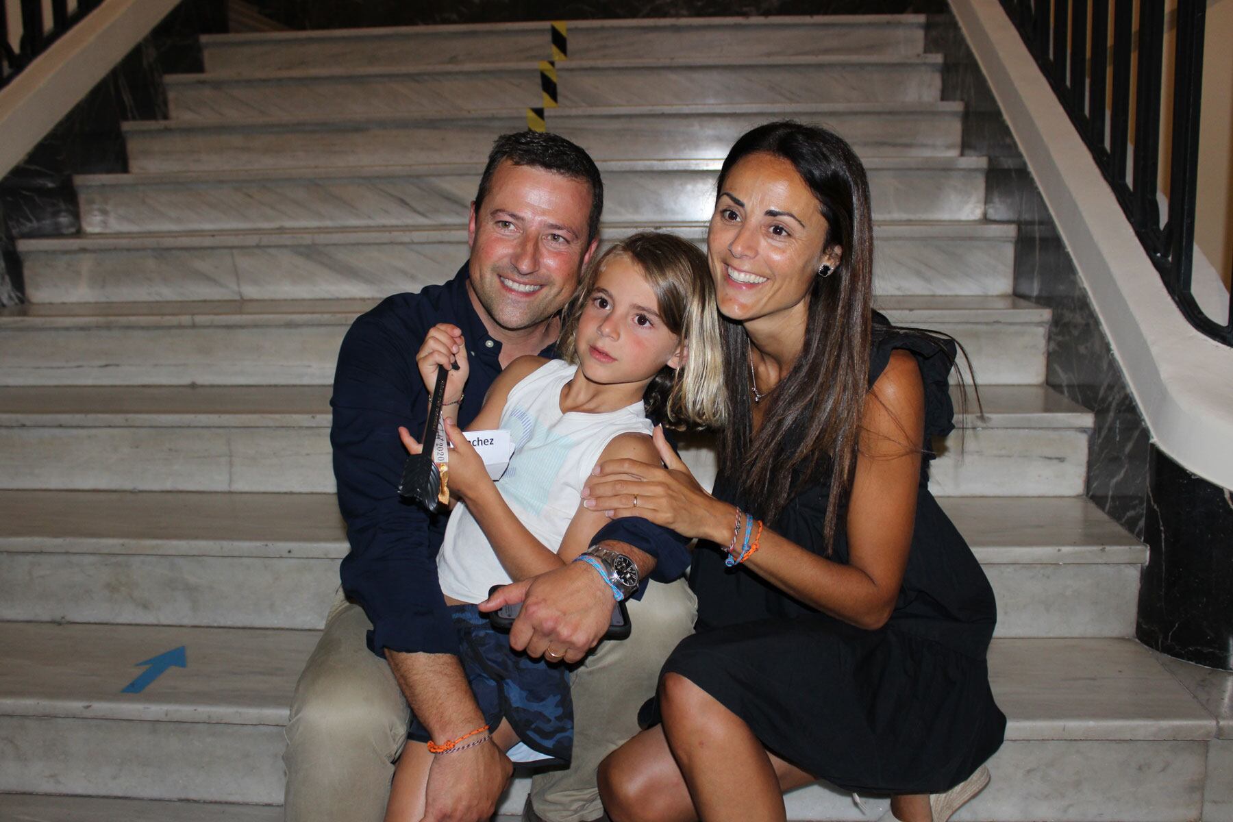 Nicolás Sánchez Linares, Sant Jordiet 2023, junto a sus padres Luis y Ángela en la escalinata del edificio de la UPV del Viaducto.