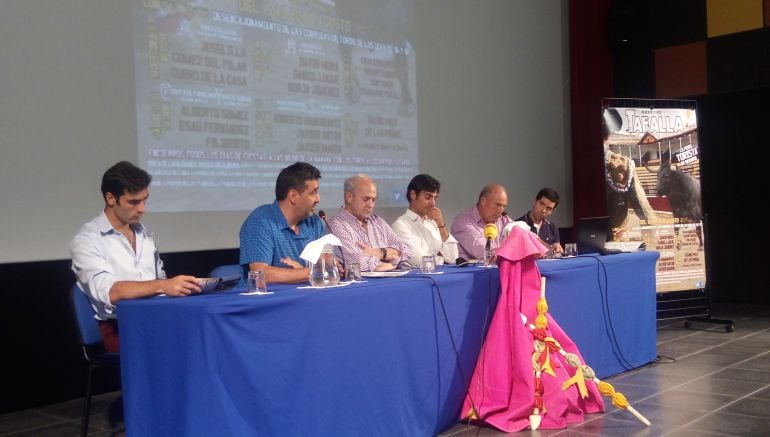 Los toreros Javier Antón y Gómez del Pilar acudieron a la presentación de los carteles con la empresa Macua y el Ayuntamiento de Tafalla