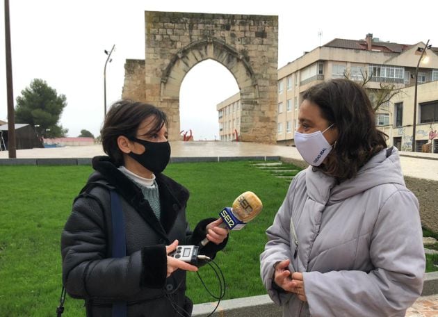 Pilar Zamora junto a nuestra compañera Mireia Morollón y el Arco del Torreón, al fondo