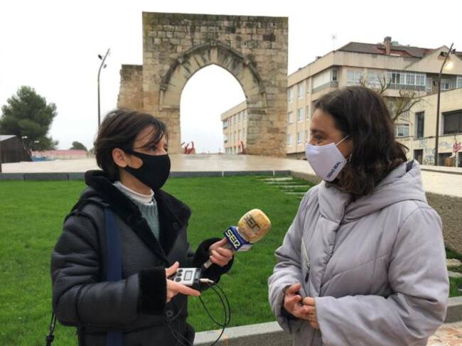 Pilar Zamora junto a nuestra compañera Mireia Morollón y el Arco del Torreón, al fondo